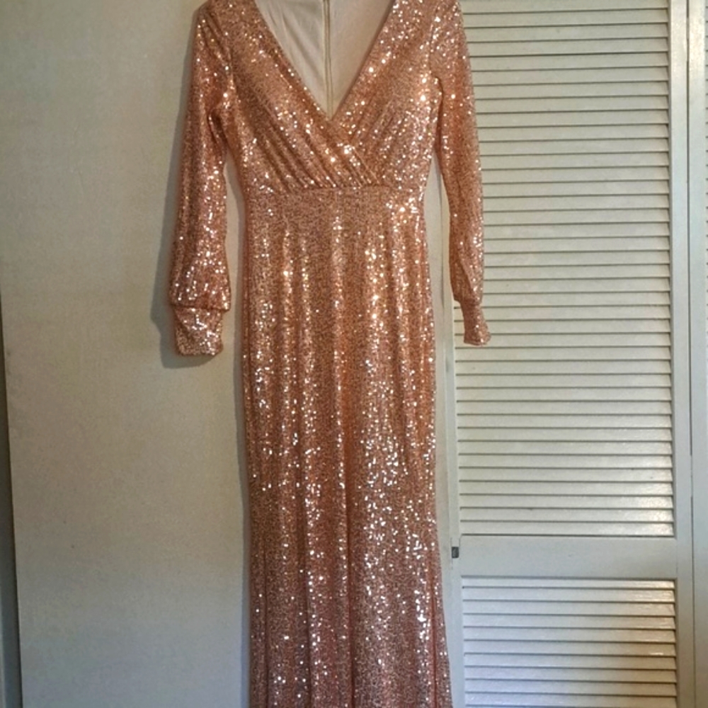 XUCTHHC Gold Sequin lined gown with Slit Long Sleeves to Cuff NWT Size M